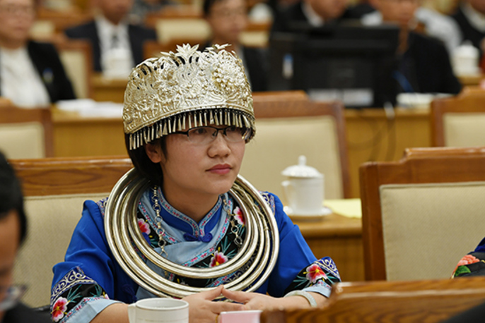 3月5日，全国人大代表、贵州铜仁农村淘宝合伙人华茜听取政府工作报告。