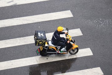 外卖送餐员为何交通违规的那么多，原因你可能想不到