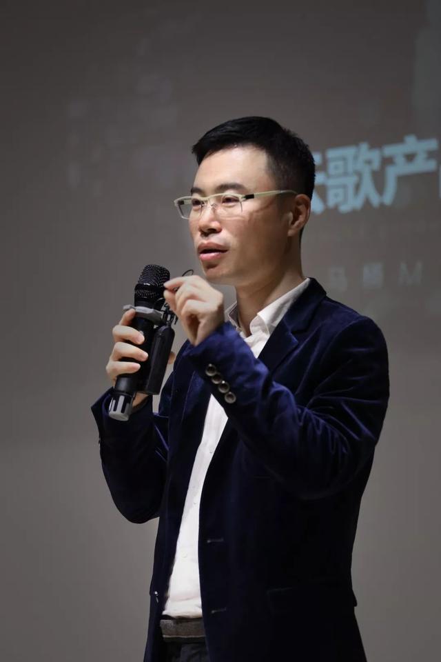 还记得快播创始人王欣搞的马桶MT吗？它不做社交了，改做内容电商